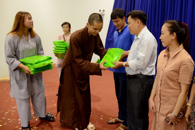 Giving gift portions to pupils on the occasion of Mid-Autumn Festival